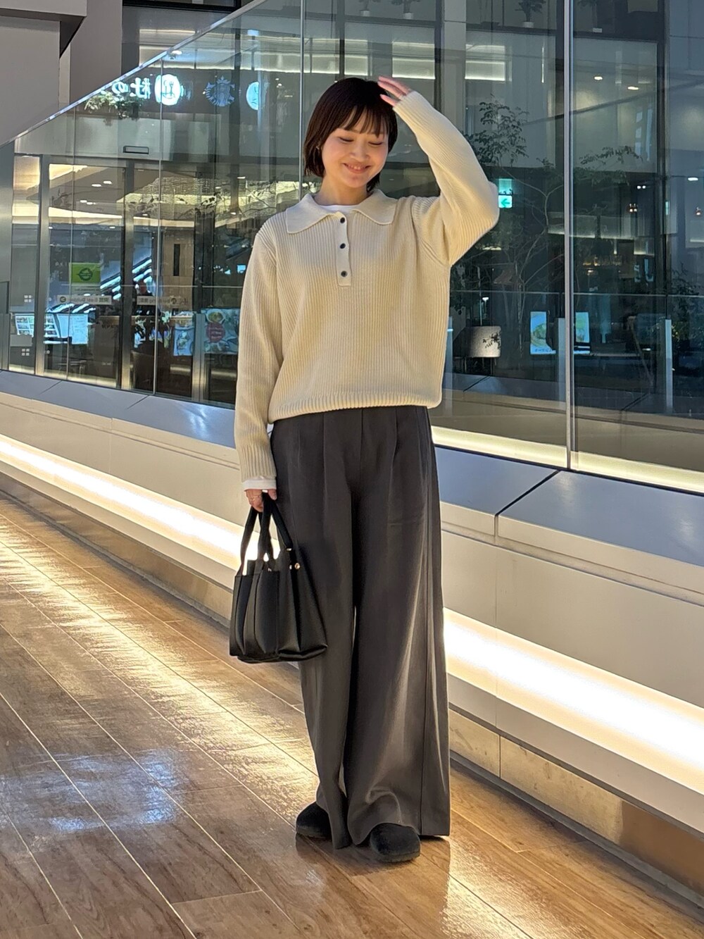 グレー系のニット/セーター、ホワイト系のTシャツ/カットソー、ブラック系のサンダルを着用したレディースの冬コーディネートの8枚目の写真