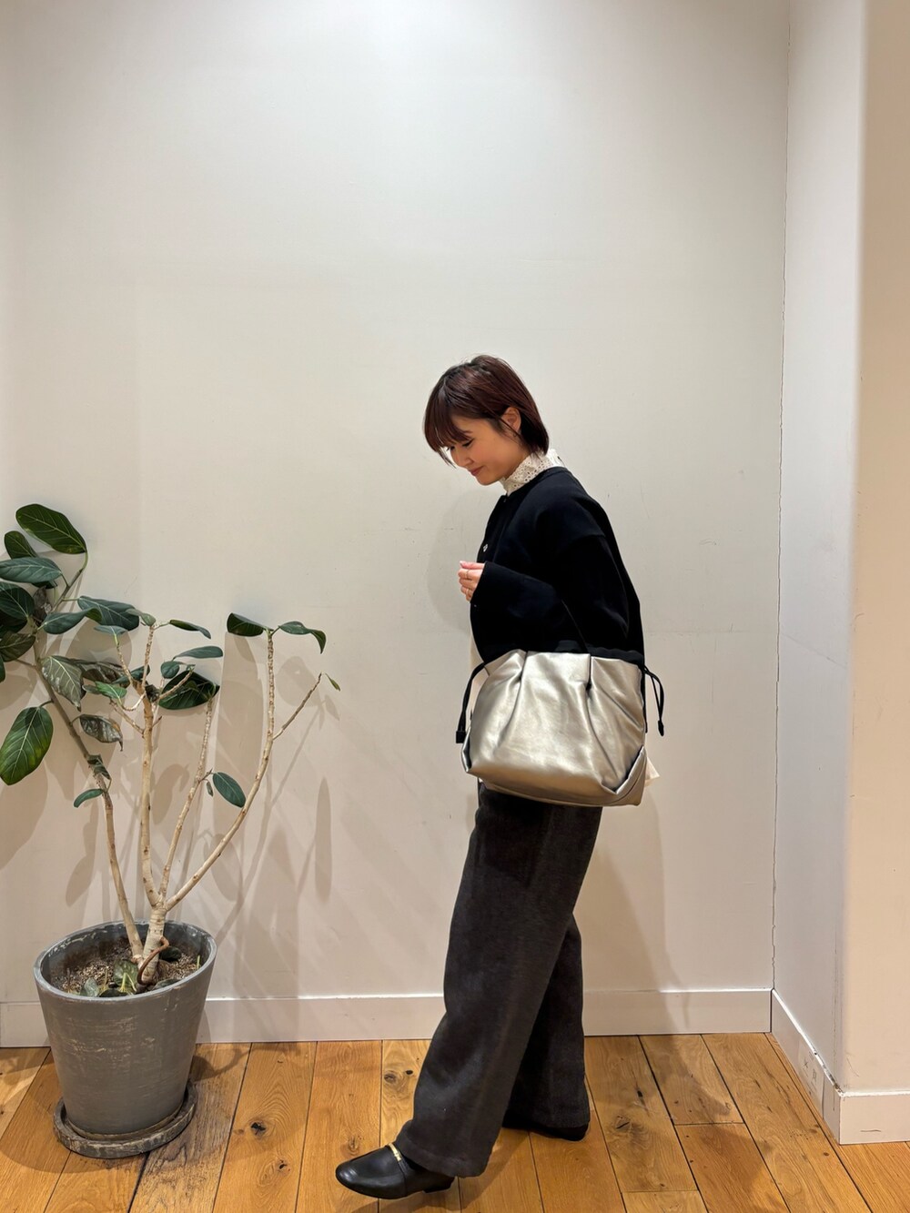 ブラック系のカーディガン/ボレロ、ホワイト系のシャツ/ブラウス、グレー系のその他パンツを着用したレディースの冬コーディネートの7枚目の写真
