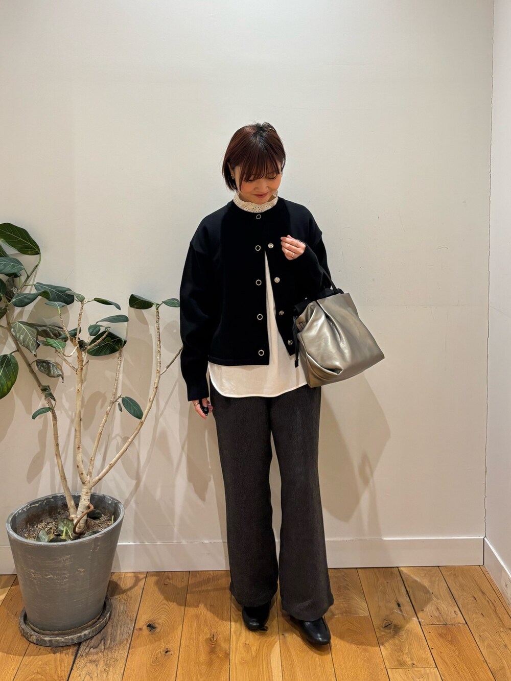 ブラック系のカーディガン/ボレロ、ホワイト系のシャツ/ブラウス、グレー系のその他パンツを着用したレディースの冬コーディネートの4枚目の写真