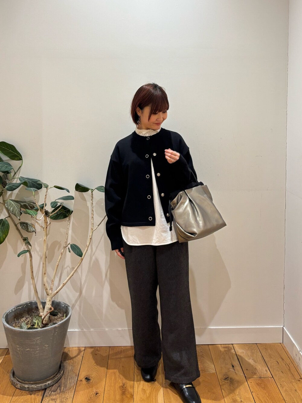ブラック系のカーディガン/ボレロ、ホワイト系のシャツ/ブラウス、グレー系のその他パンツを着用したレディースの冬コーディネートの8枚目の写真