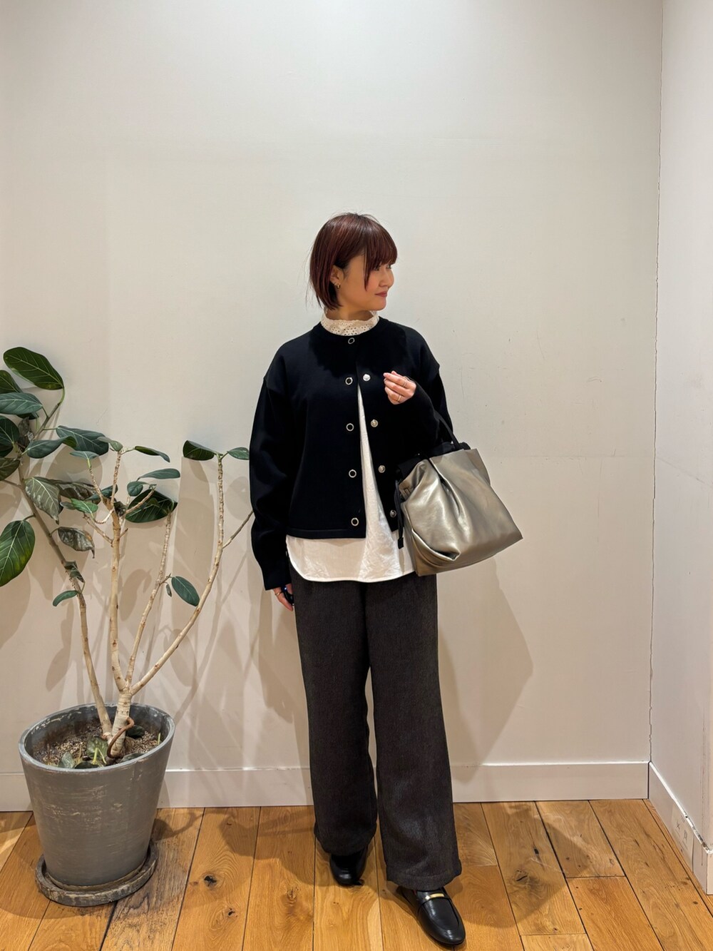 ブラック系のカーディガン/ボレロ、ホワイト系のシャツ/ブラウス、グレー系のその他パンツを着用したレディースの冬コーディネートの5枚目の写真
