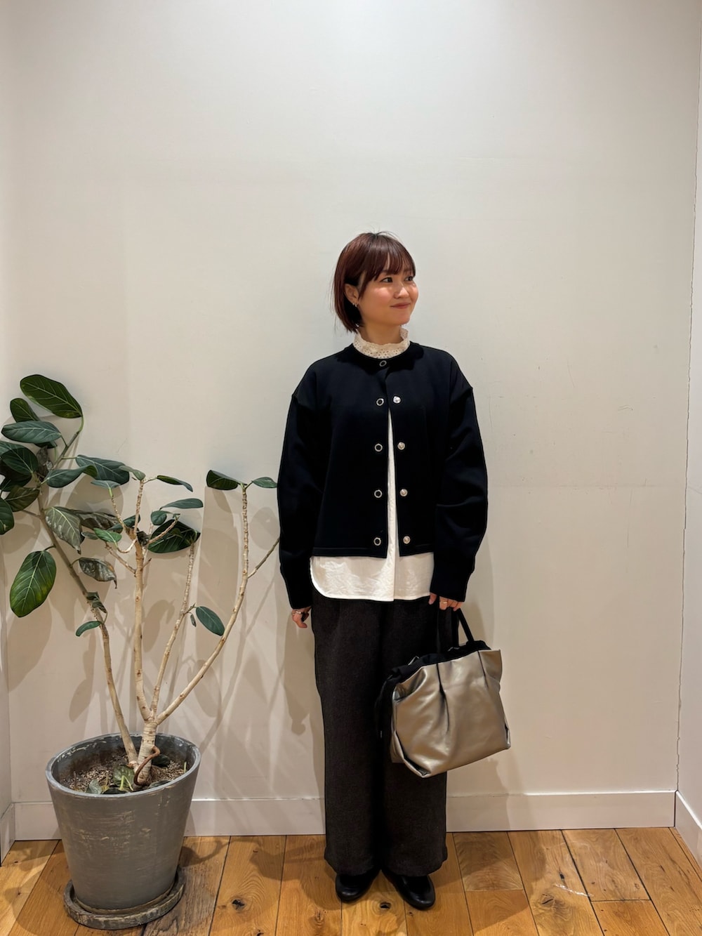 ブラック系のカーディガン/ボレロ、ホワイト系のシャツ/ブラウス、グレー系のその他パンツを着用したレディースの冬コーディネートの3枚目の写真