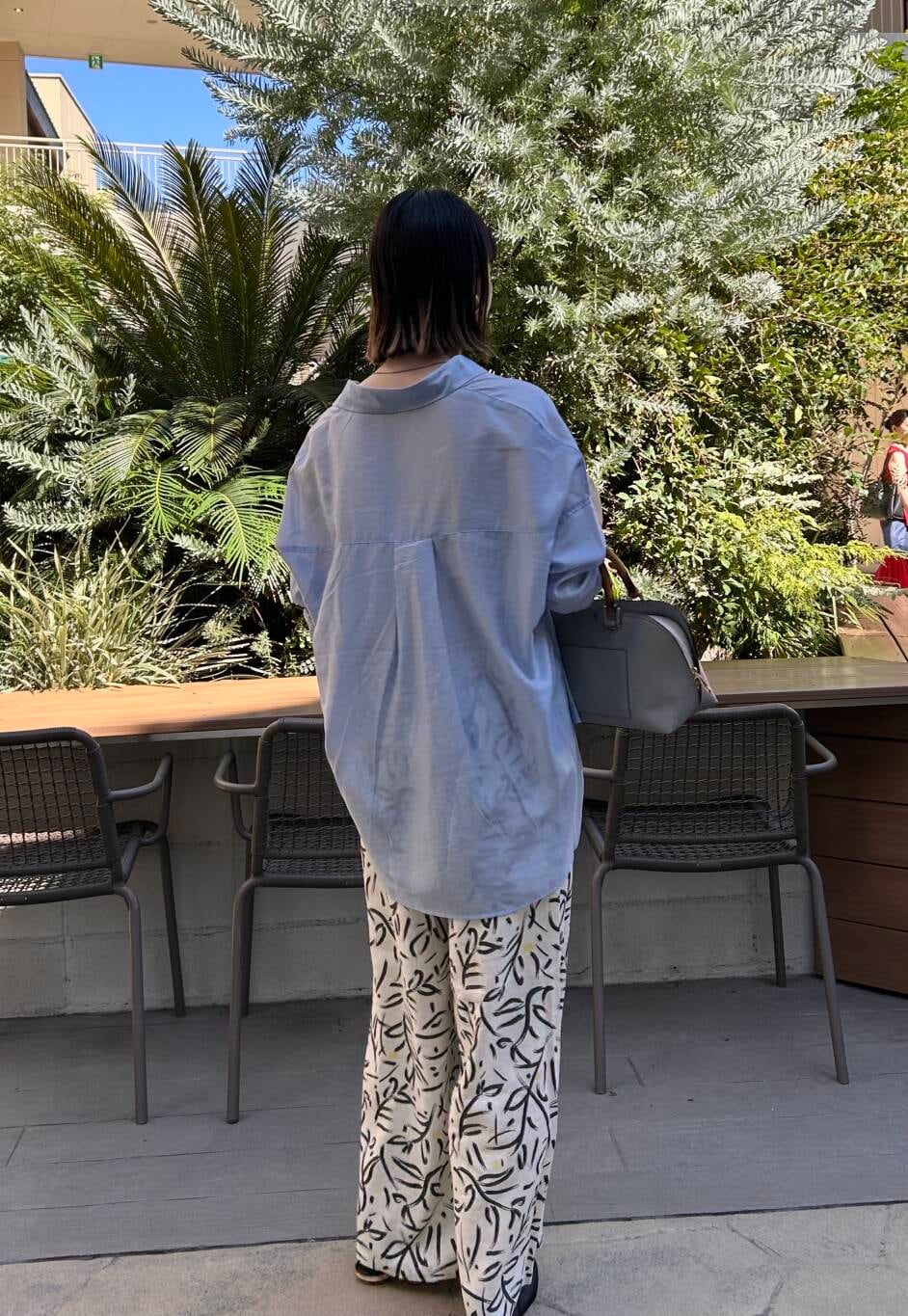 ホワイト系のその他パンツ、ブルー系のシャツ/ブラウス、グレー系のハンドバッグを着用したレディースの夏コーディネートの6枚目の写真