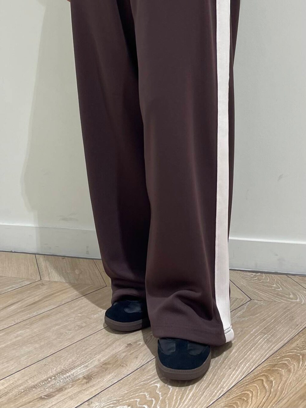 その他のTシャツ/カットソー、その他のその他パンツ、シルバー系のネックレスを着用したレディースの夏コーディネートの3枚目の写真