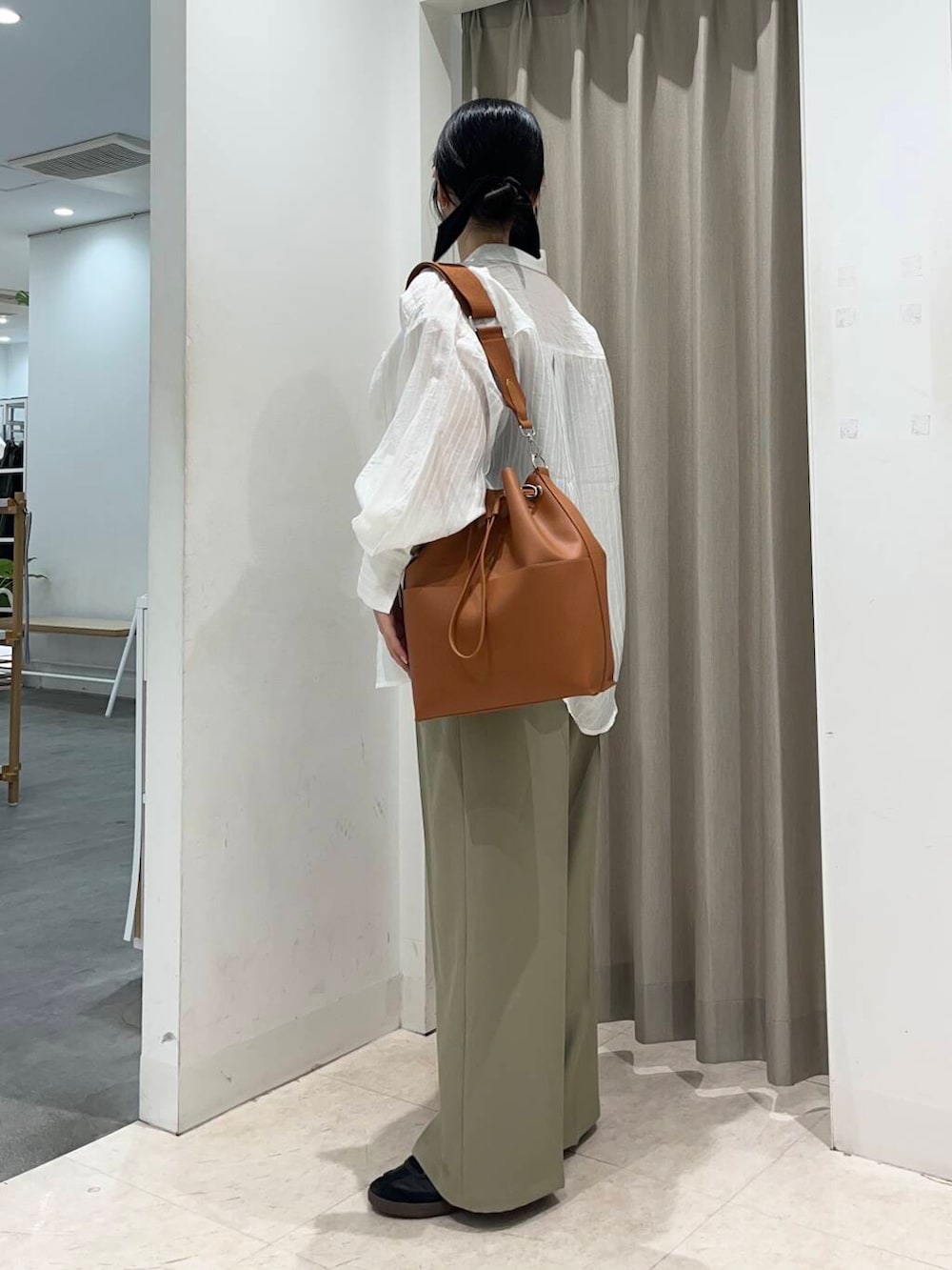 「大人カジュアル、カジュアルコーデ、春コーデ、senseofplace、春服、newarrival、新作、ブルベ夏、春カラーコーデ、骨格ストレート、骨スト、私のイチ推しブランド、暮らしを楽しむ、先取り春色トップスコーデ」｜「SENSE OF PLACE by URBAN RESEARCHのアウトポケットバケットバッグ（ショルダーバッグ、ブラウン系）」を使った、Yuiさん（レディース・160cm）の春コーディネートの3枚目の写真