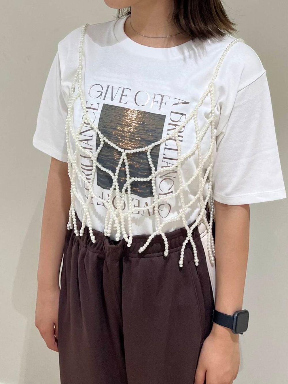 その他のTシャツ/カットソー、その他のその他パンツ、シルバー系のネックレスを着用したレディースの夏コーディネートの2枚目の写真