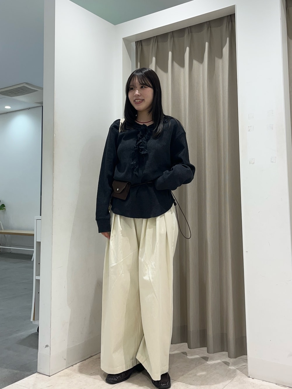 グレー系のTシャツ/カットソー、ブラウン系のその他パンツを着用したレディースの春コーディネートの2枚目の写真