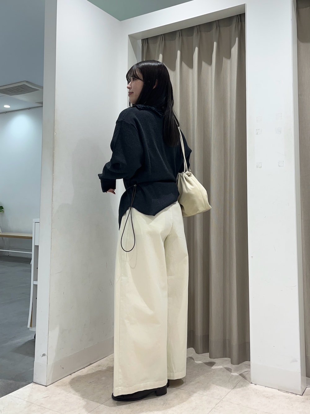 グレー系のTシャツ/カットソー、ブラウン系のその他パンツを着用したレディースの春コーディネートの3枚目の写真