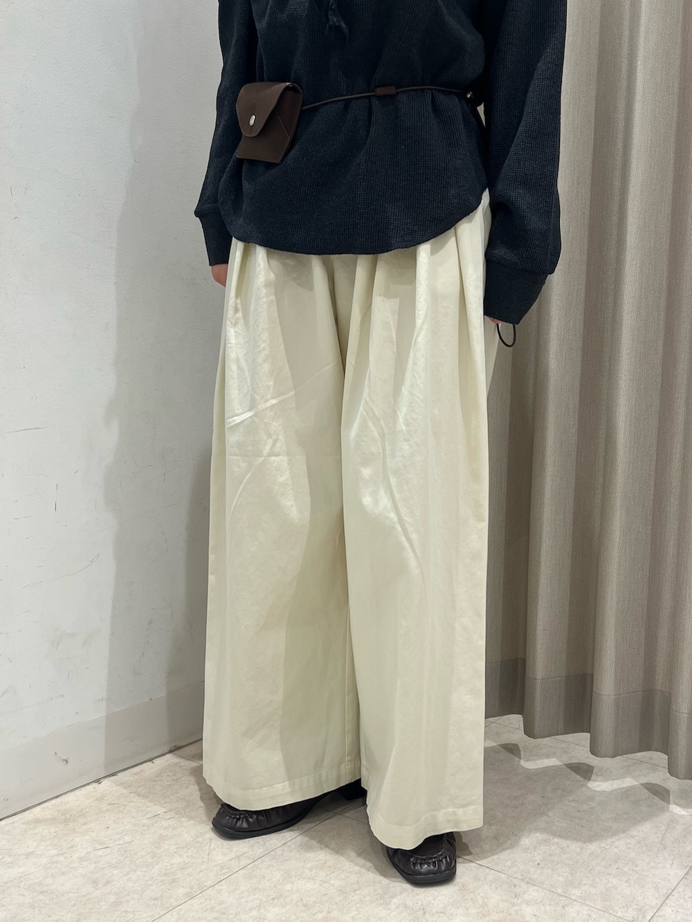 グレー系のTシャツ/カットソー、ブラウン系のその他パンツを着用したレディースの春コーディネートの5枚目の写真