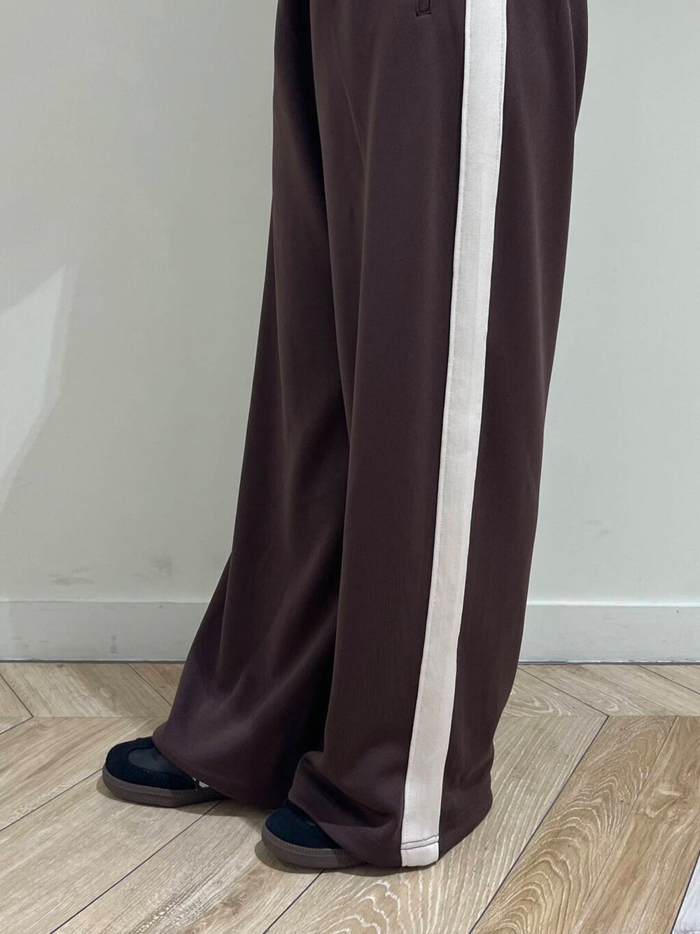 その他のTシャツ/カットソー、その他のその他パンツ、シルバー系のネックレスを着用したレディースの夏コーディネートの4枚目の写真