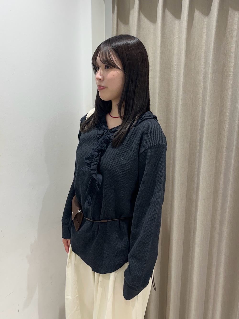 グレー系のTシャツ/カットソー、ブラウン系のその他パンツを着用したレディースの春コーディネートの4枚目の写真