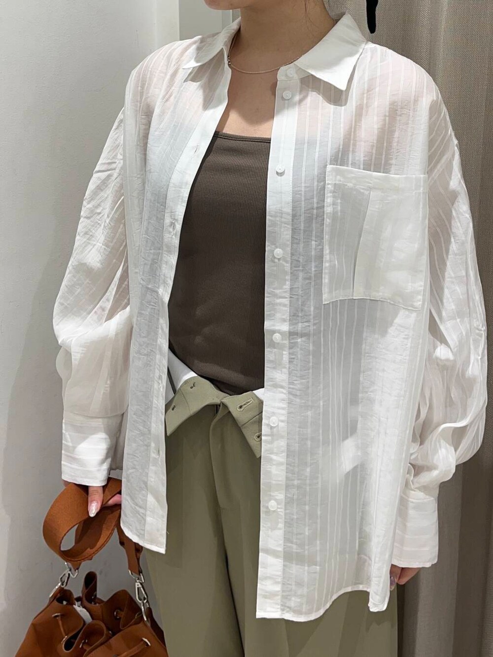 「大人カジュアル、カジュアルコーデ、春コーデ、senseofplace、春服、newarrival、新作、ブルベ夏、春カラーコーデ、骨格ストレート、骨スト、私のイチ推しブランド、暮らしを楽しむ、先取り春色トップスコーデ」｜「SENSE OF PLACE by URBAN RESEARCHのアウトポケットバケットバッグ（ショルダーバッグ、ブラウン系）」を使った、Yuiさん（レディース・160cm）の春コーディネートの4枚目の写真