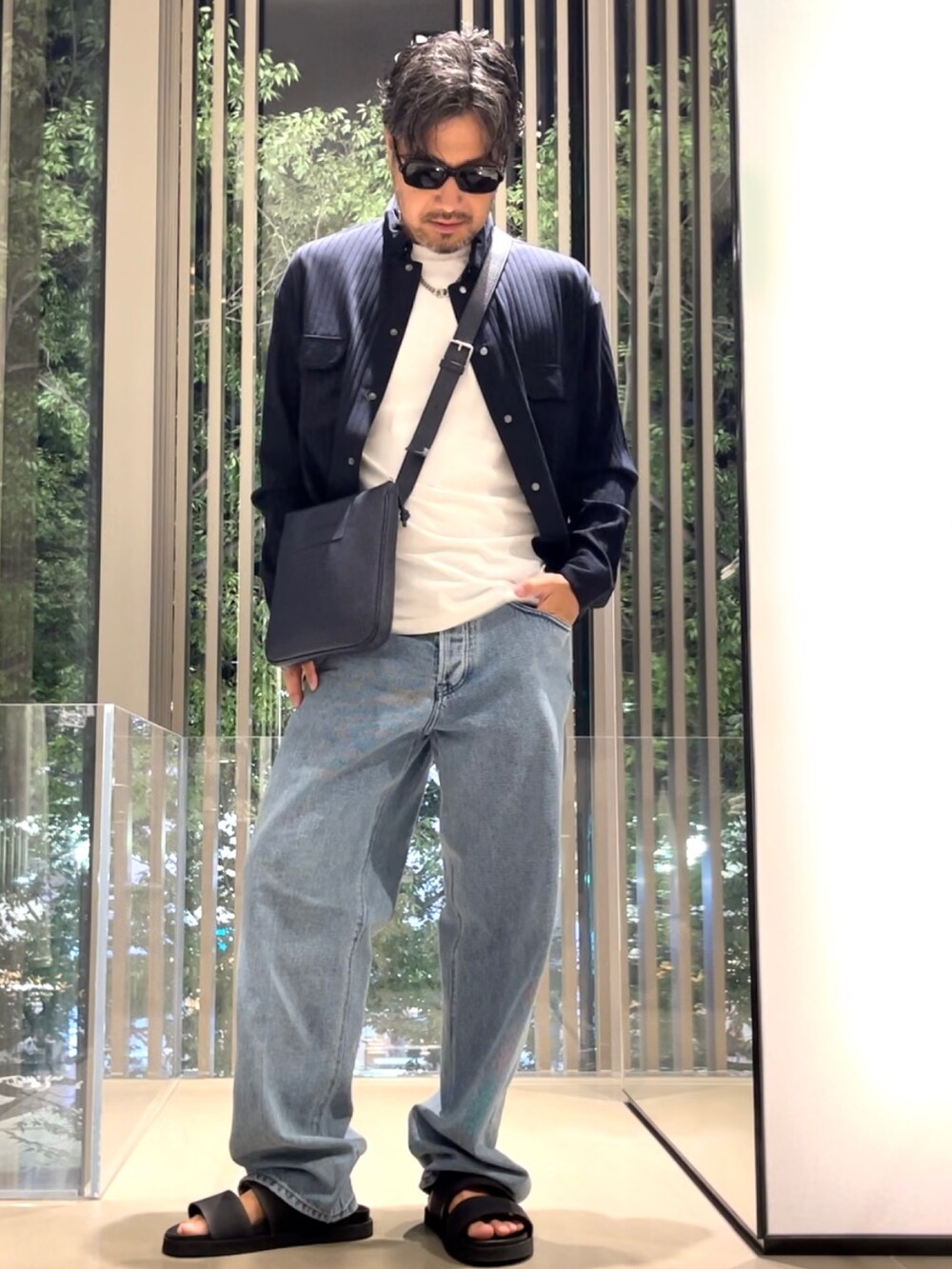 「EMPORIO ARMANI、エンポリオアルマーニ、お出かけコーデ、ワイドパンツ、ラフコーデ、メンズコーデ、きれいめカジュアル、サンダル、シンプルコーデ、カジュアル、カーディガン、シャツスタイル、シャツアウター、薄手アウター、秋コーデ」|「💬EMPORIO ARMANI表参道店・公式LINEはこちらのアイテム(その他、その他)」を使った、じゅんちゃんさん(メンズ・176cm)の夏コーディネートの2枚目の写真