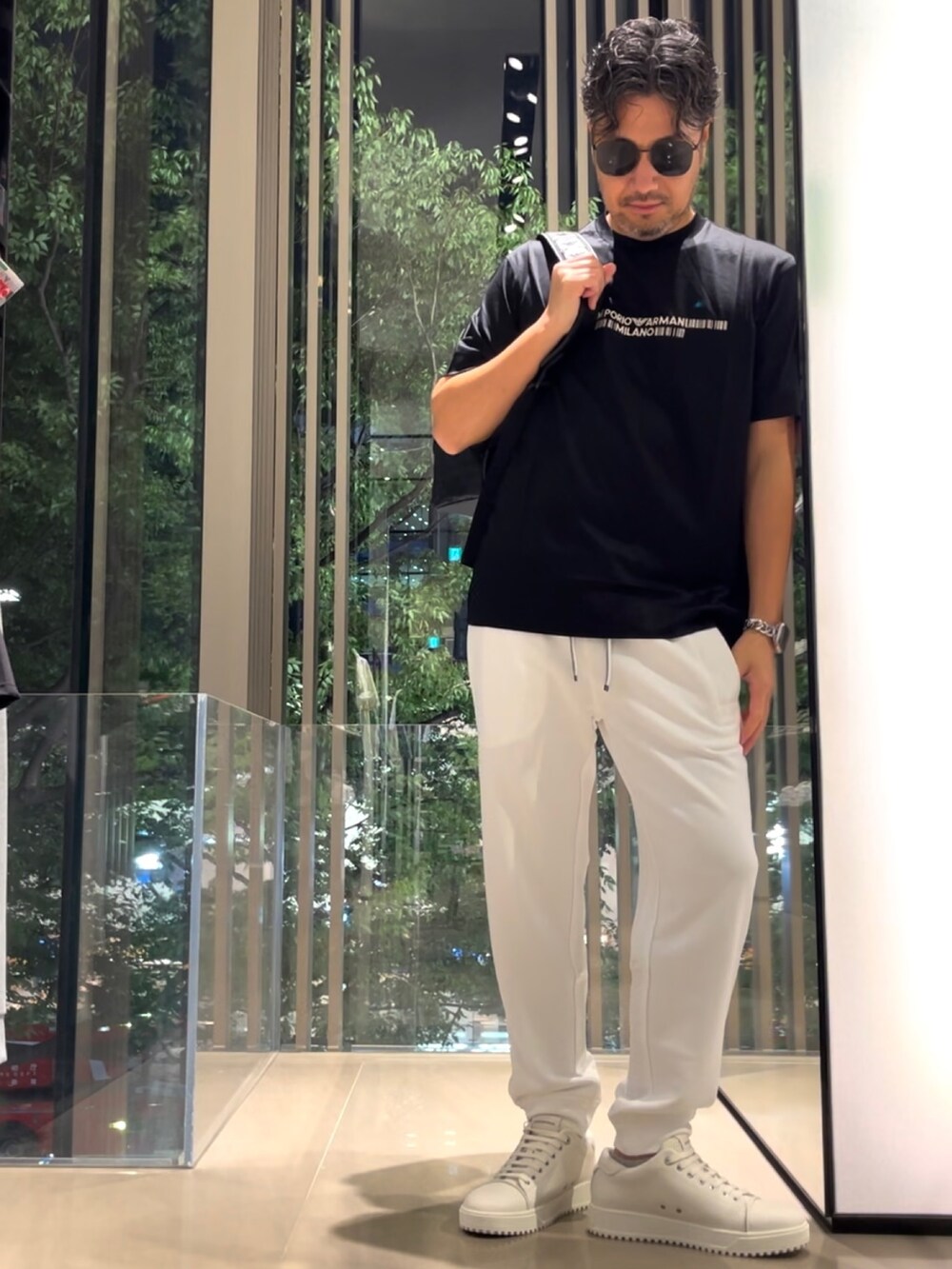 「EMPORIO ARMANI、エンポリオアルマーニ、ブラック×ホワイト、シンプル、カジュアル、ロゴT、スウェットパンツ、バックパック、リュック、ロゴ、シンプルコーデ、休日スタイル、大人カジュアル、おでかけコーデ、リラックススタイル」|「EMPORIO ARMANIの【エンポリオ アルマーニ】ジョガーパンツ モダール混紡スウェット素材(スウェットパンツ、ホワイト系)」を使った、じゅんちゃんさん(メンズ・176cm)の夏コーディネートの2枚目の写真
