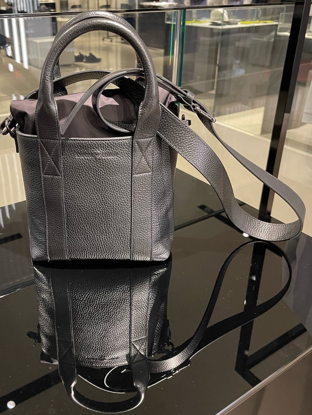 ホワイト系のスニーカー、ブラック系のスウェット、ブラック系のパンツを着用したメンズの夏コーディネートの3枚目の写真