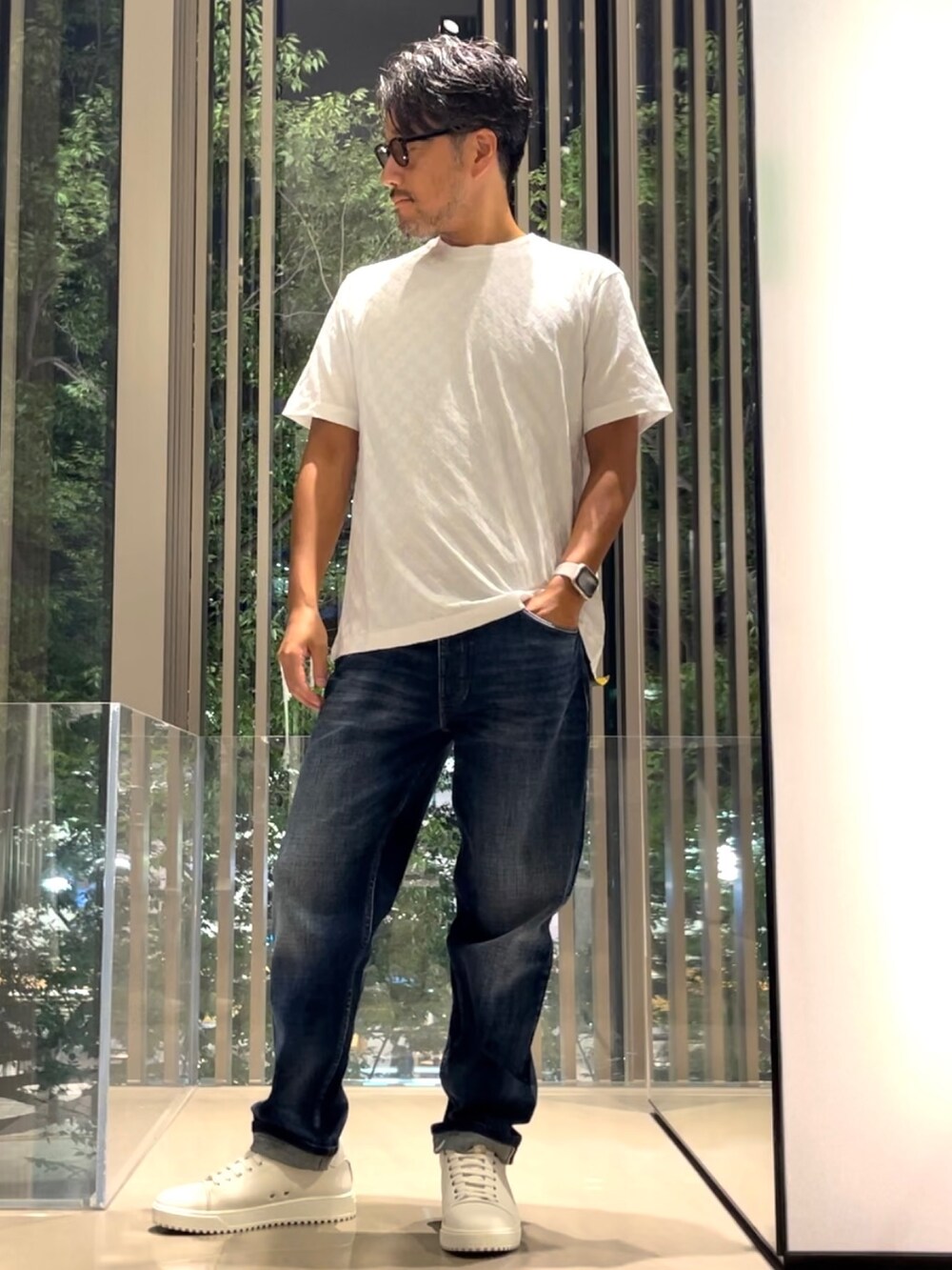 「EMPORIO ARMANI、エンポリオアルマーニ、白Tシャツ、デニム、ジーンズ、デニム×Tシャツ、ワンポイント、シンプル、秋服準備はじめました、休日スタイル、きれいめカジュアル、大人カジュアル、カジュアル、カジュアルコーデ、大人コーデ」|「EMPORIO ARMANIの【エンポリオ アルマーニ】Tシャツ ジャカードジャージー製 オプアートモチーフ(Tシャツ/カットソー、ホワイト系)」を使った、じゅんちゃんさん(メンズ・176cm)の夏コーディネートの2枚目の写真