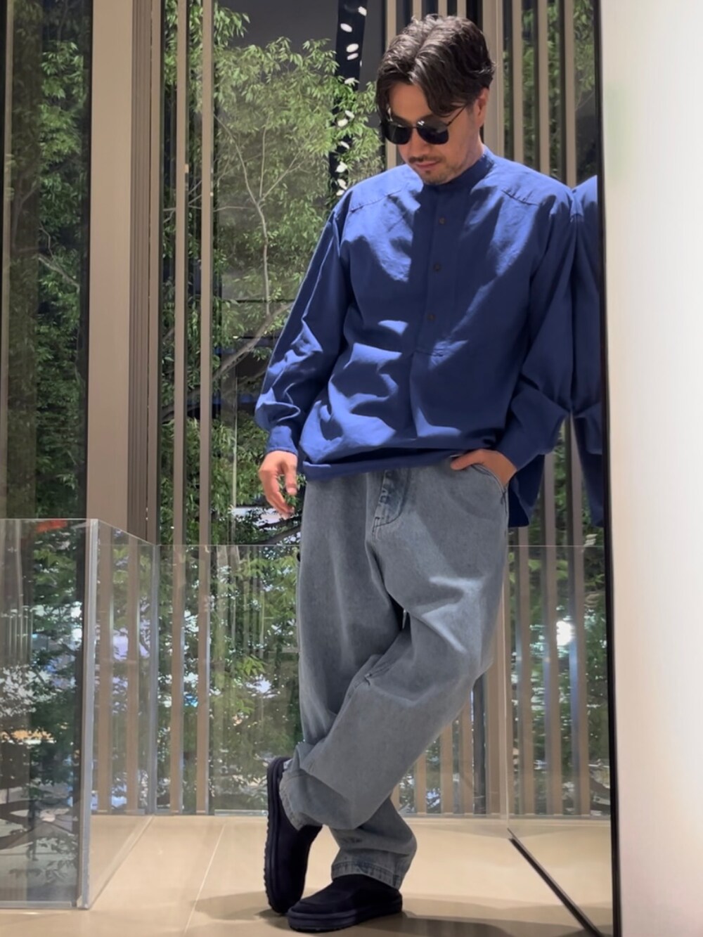 「EMPORIO ARMANI、エンポリオアルマーニ、サスティナブル、ワイドデニム、ブルーコーデ、春のNewスタイル、シンプルコーデ、デニム、大人カジュアル、春色、休日スタイル、シャツスタイル、大人コーデ、カジュアルコーデ、春服」｜「EMPORIO ARMANIの【エンポリオ アルマーニ】イーグルロゴ　ローファー（ローファー、ブラック系）」を使った、じゅんちゃんさん（メンズ・176cm）の春コーディネートの2枚目の写真