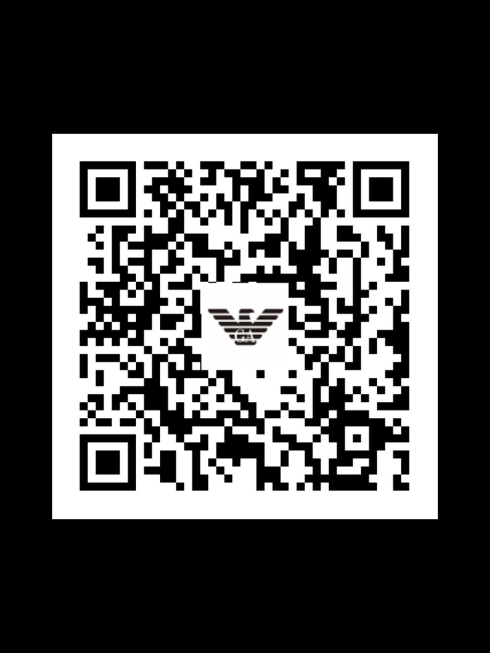 ブラック系のダウンジャケット/コート、ホワイト系のTシャツ/カットソー、ブルー系のスウェットパンツを着用したメンズの冬コーディネートの3枚目の写真