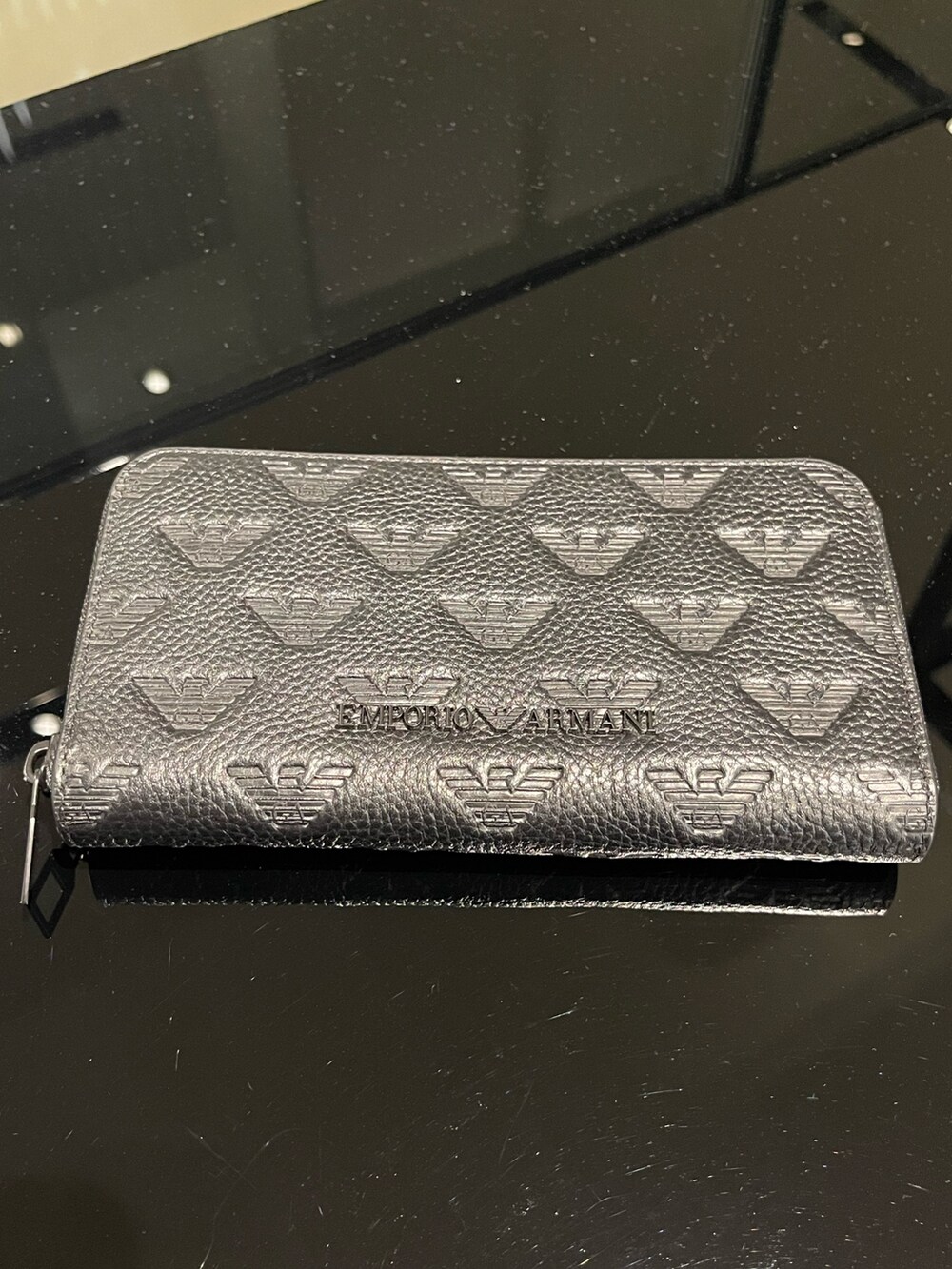 グレー系のサンダル、グリーン系のTシャツ/カットソー、ブラック系のデニムパンツを着用したメンズの春コーディネートの3枚目の写真