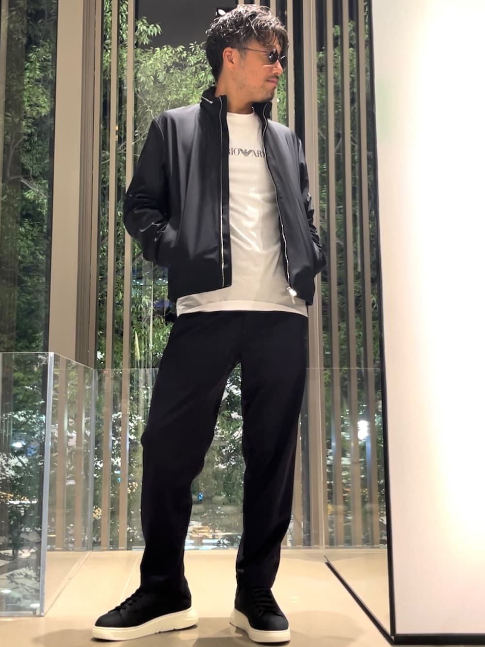 「EMPORIO ARMANI、エンポリオアルマーニ、みんなの白Tフェス、ロゴT、シンプルコーデ、お出かけコーデ、カジュアルコーデ、シンプル、オトナカジュアル、スニーカーコーデ、秋コーデ、スラックス、大人カジュアル、シンプルスタイル、きれいめコーディネート」|「💬EMPORIO ARMANI表参道店・公式LINEはこちらのアイテム(その他、その他)」を使った、じゅんちゃんさん(メンズ・176cm)の夏コーディネートの2枚目の写真