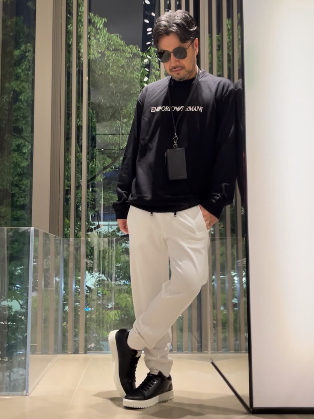 「EMPORIO ARMANI、エンポリオアルマーニ、ブラック×ホワイト、ロゴスウェット、パスケース、ネックストラップ、シンプルコーデ、腕時計、ブレスレット、シルバーアクセサリー、休日スタイル、お出かけコーデ、カジュアル、大人コーデ、スウェット」|「EMPORIO ARMANIの【エンポリオ アルマーニ】スニーカー スエード&マイクロパーフォレーションレザー製(スニーカー、ホワイト系)」を使った、じゅんちゃんさん(メンズ・176cm)の春コーディネートの2枚目の写真