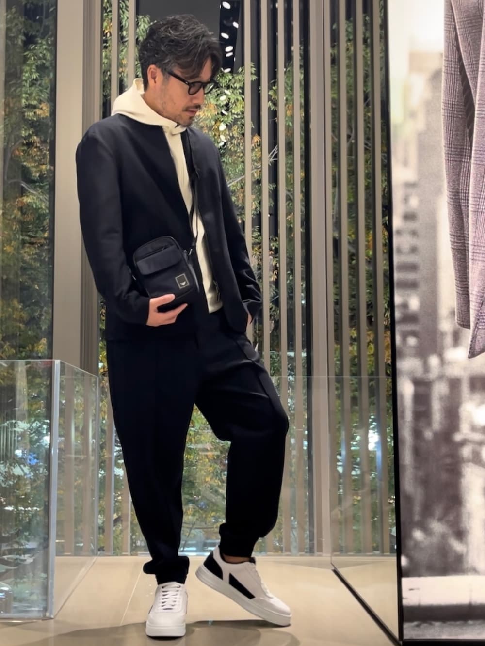 「EMPORIO ARMANI、エンポリオアルマーニ、カジュアルスーツ、セットアップ、ビジネスカジュアル、オフィスカジュアル、レイヤードスタイル、スポーツミックス、お出かけコーデ、パーカー、きれいめカジュアル、オトナカジュアル、休日スタイル、ミニバッグ、ショルダーバッグ」|「EMPORIO ARMANIのアイテム(ジャケット/アウター、ホワイト系)」を使った、じゅんちゃんさん(メンズ・176cm)の秋コーディネートの2枚目の写真