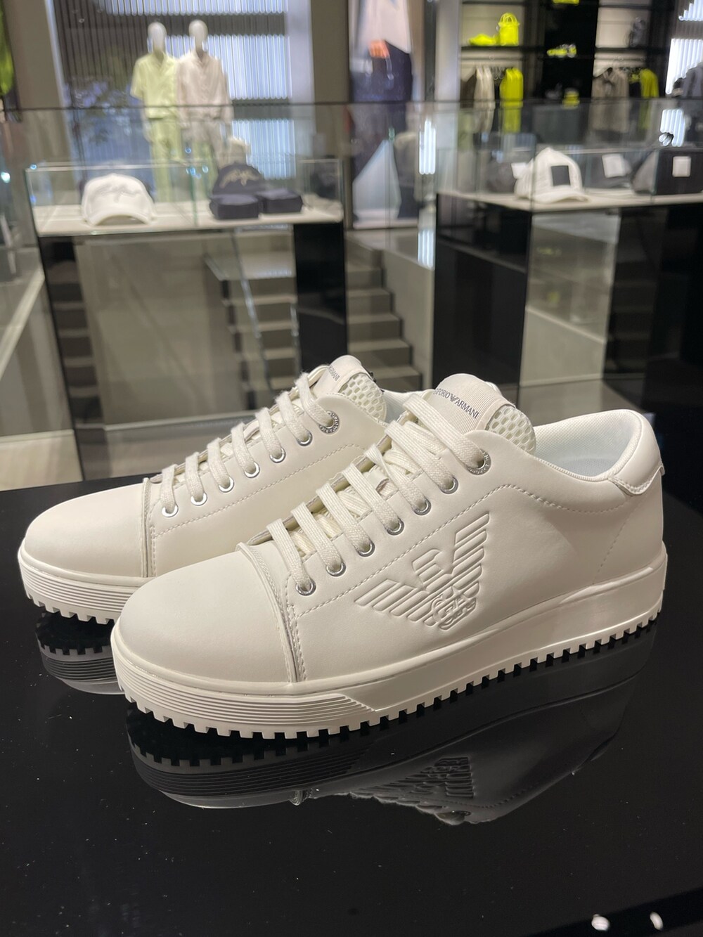 「EMPORIO ARMANI、エンポリオアルマーニ、ブラック×ホワイト、シンプル、カジュアル、ロゴT、スウェットパンツ、バックパック、リュック、ロゴ、シンプルコーデ、休日スタイル、大人カジュアル、おでかけコーデ、リラックススタイル」|「EMPORIO ARMANIの【エンポリオ アルマーニ】ジョガーパンツ モダール混紡スウェット素材(スウェットパンツ、ホワイト系)」を使った、じゅんちゃんさん(メンズ・176cm)の夏コーディネートの3枚目の写真