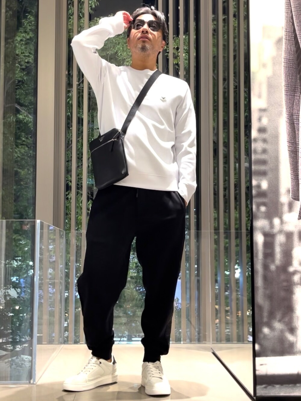 「EMPORIO ARMANI、エンポリオアルマーニ、スウェット、ワンポイント、シンプル、秋服まるっと大公開、ショルダーバッグ、お出かけコーデ、スポーツミックス、シンプルコーデ、休日スタイル、ストリート、秋のコーデ、ミニバッグ、スニーカー」|「EMPORIO ARMANIの【EMPORIO ARMANI/エンポリオアルマーニ】ティアドロップ サングラス EA2046D 300187(サングラス、ブラック系)」を使った、じゅんちゃんさん(メンズ・176cm)の秋コーディネートの2枚目の写真