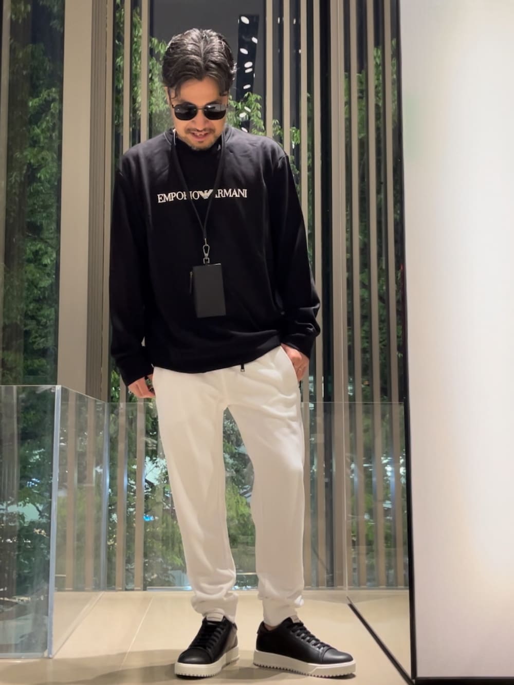 「EMPORIO ARMANI、エンポリオアルマーニ、ブラック×ホワイト、ロゴスウェット、パスケース、ネックストラップ、シンプルコーデ、腕時計、ブレスレット、シルバーアクセサリー、休日スタイル、お出かけコーデ、カジュアル、大人コーデ、スウェット」|「EMPORIO ARMANIの【エンポリオ アルマーニ】スニーカー スエード&マイクロパーフォレーションレザー製(スニーカー、ホワイト系)」を使った、じゅんちゃんさん(メンズ・176cm)の春コーディネートの3枚目の写真
