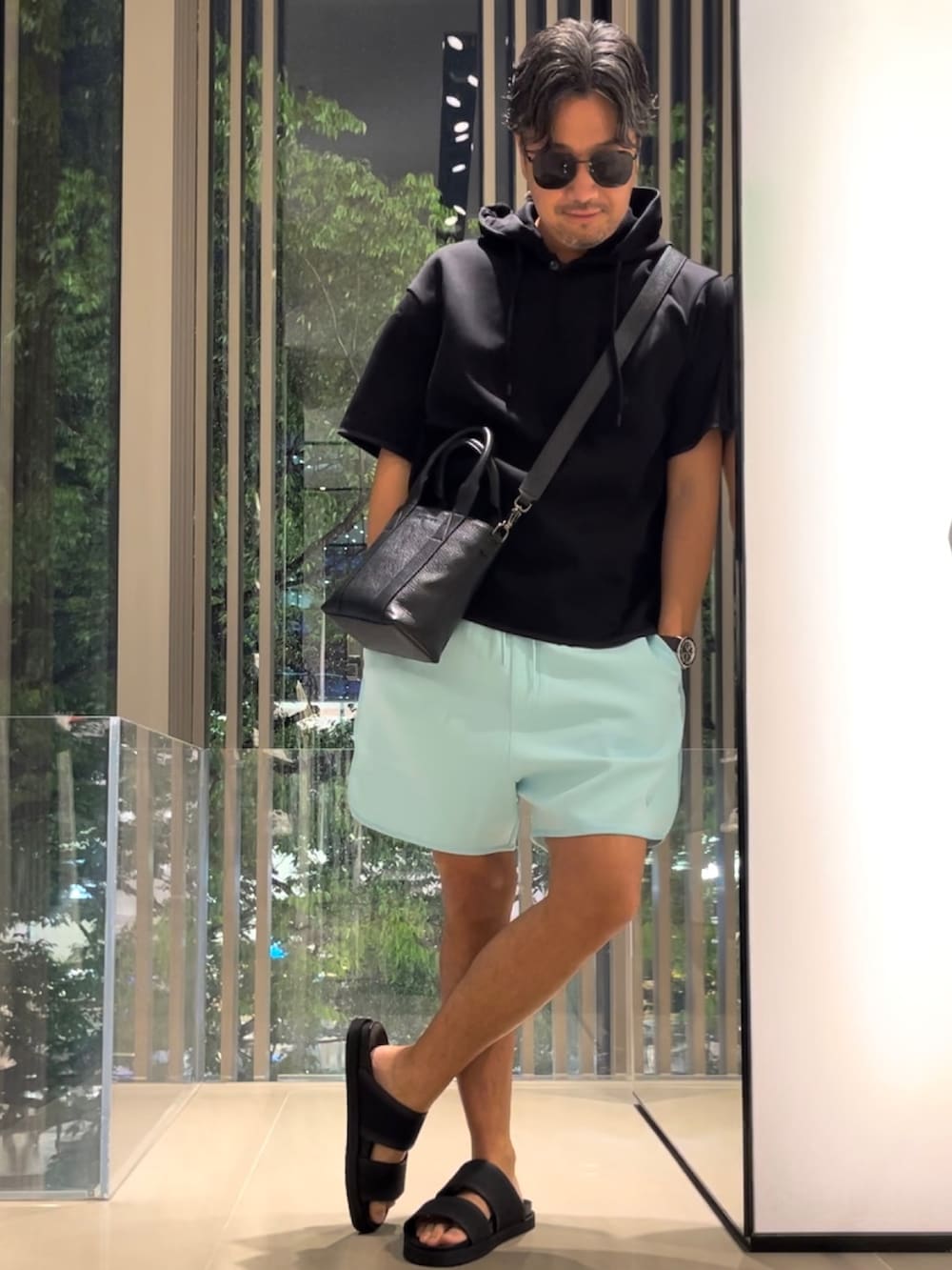 「EMPORIO ARMANI、エンポリオアルマーニ、サマースタイル、サマーコーデ、半袖パーカー、ショートパンツ、ハーフパンツ、トートバッグ、ミニトート、サンダル、休日スタイル、シンプルコーデ、カジュアルコーデ、夏コーデ、オトナカジュアル」|「EMPORIO ARMANIのAR11486(アナログ腕時計、ブラウン系)」を使った、じゅんちゃんさん(メンズ・176cm)の夏コーディネートの2枚目の写真