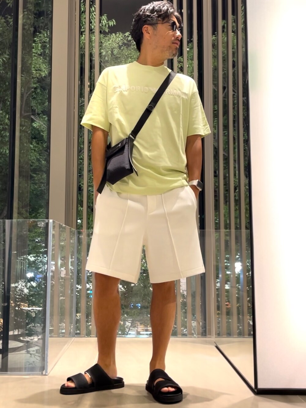 グリーン系のTシャツ/カットソー、ブラック系のショルダーバッグ、ホワイト系のその他パンツを着用したメンズの夏コーディネートの2枚目の写真