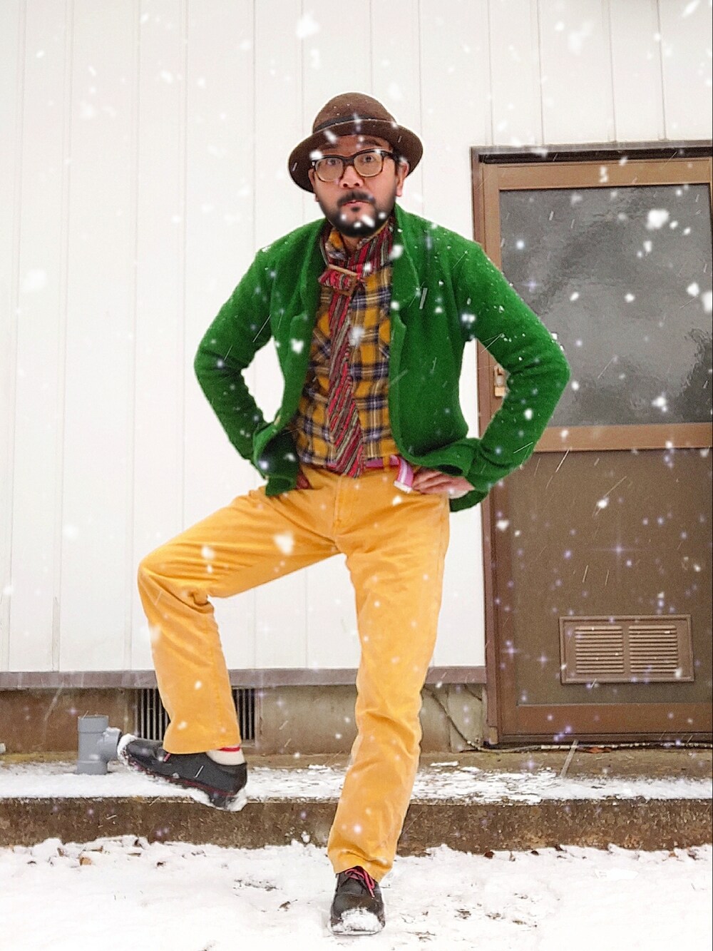 イエロー系のパンツ、グリーン系のテーラードジャケット、イエロー系のシャツ/ブラウスを着用したメンズの冬コーディネートの2枚目の写真