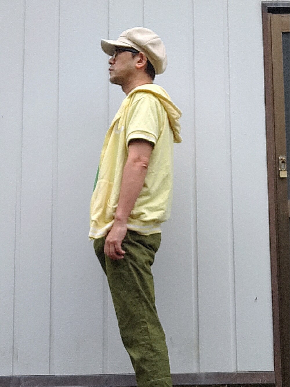 グリーン系のTシャツ/カットソー、グリーン系のその他パンツ、イエロー系のパーカーを着用したメンズの秋コーディネートの4枚目の写真