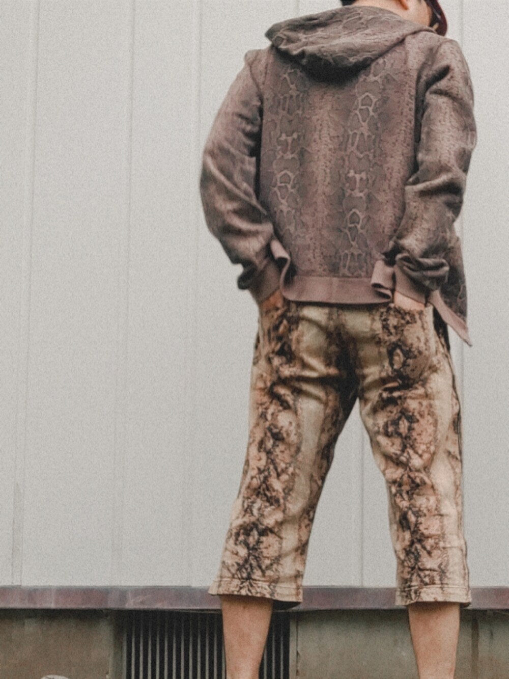 レッド系のTシャツ/カットソー、ブラウン系のその他パンツ、ブラック系のスニーカーを着用したメンズの春コーディネートの4枚目の写真