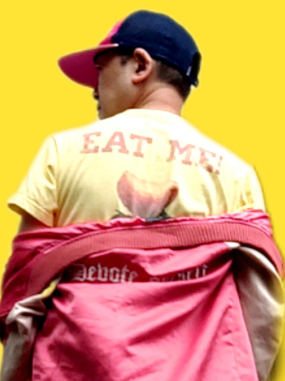 イエロー系のチノパンツ、イエロー系のシャツ/ブラウス、イエロー系のTシャツ/カットソーを着用したメンズの夏コーディネートの3枚目の写真