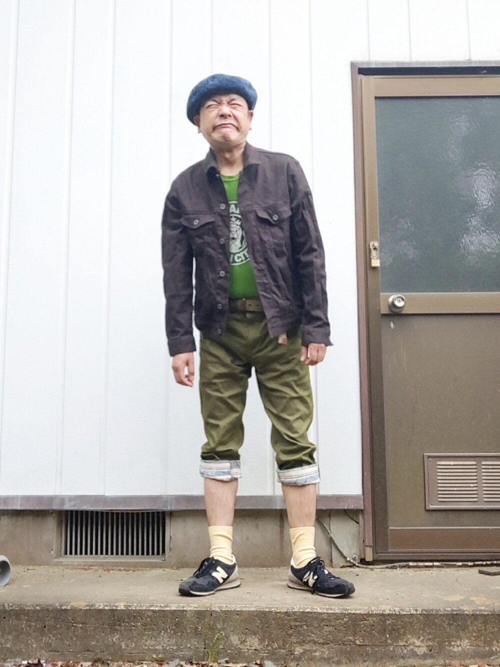 ブラック系のスニーカー、グリーン系のその他パンツ、グリーン系のTシャツ/カットソーを着用したメンズの春コーディネートの3枚目の写真