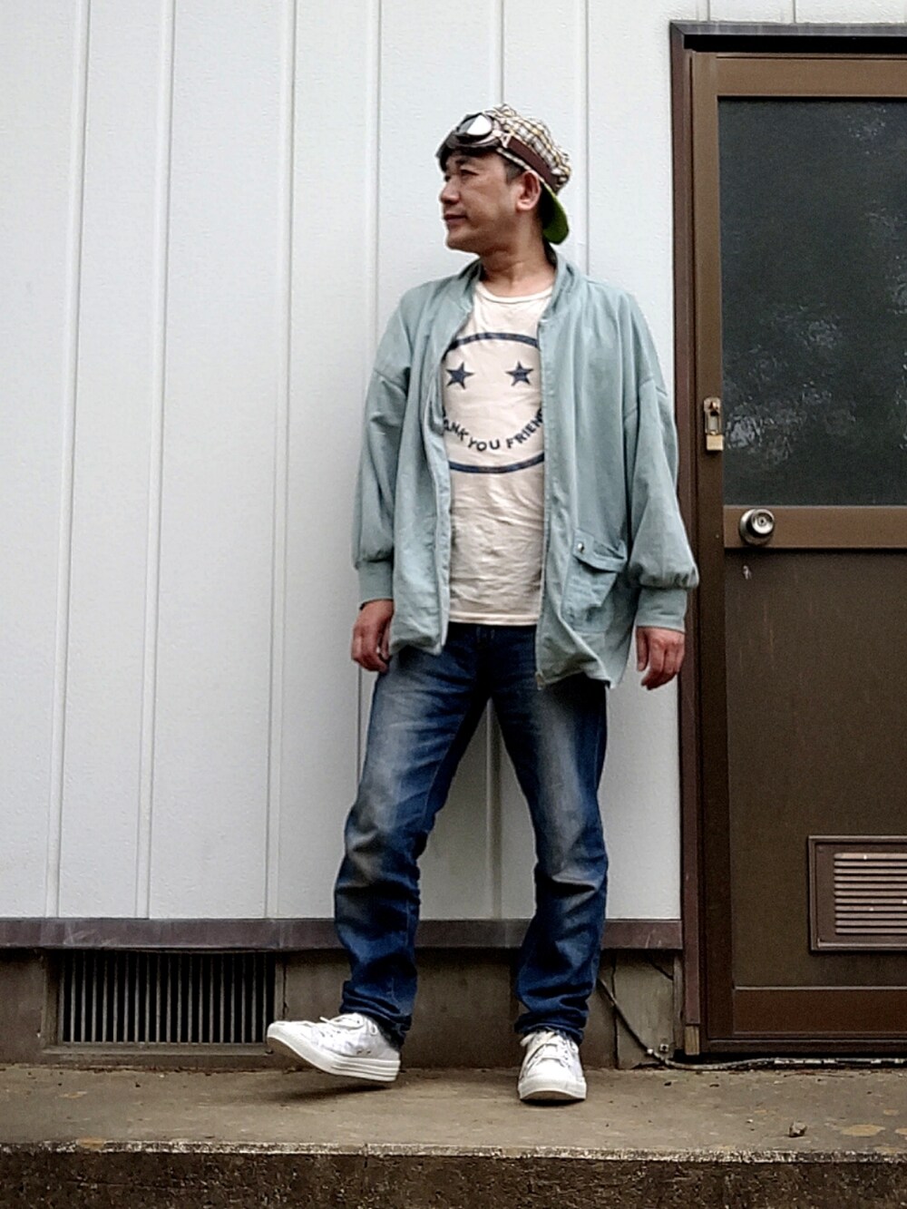 ホワイト系のTシャツ/カットソー、ブルー系のデニムパンツ、ホワイト系のスニーカーを着用したメンズの春コーディネートの3枚目の写真