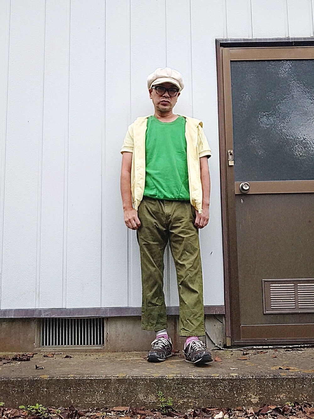 グリーン系のTシャツ/カットソー、グリーン系のその他パンツ、イエロー系のパーカーを着用したメンズの秋コーディネートの3枚目の写真