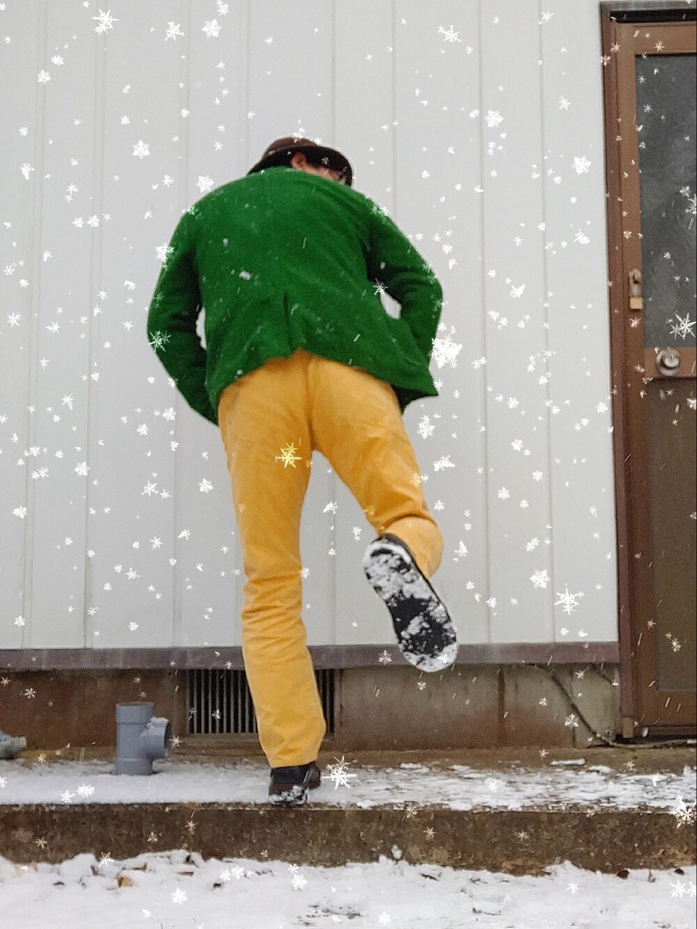 イエロー系のパンツ、グリーン系のテーラードジャケット、イエロー系のシャツ/ブラウスを着用したメンズの冬コーディネートの3枚目の写真