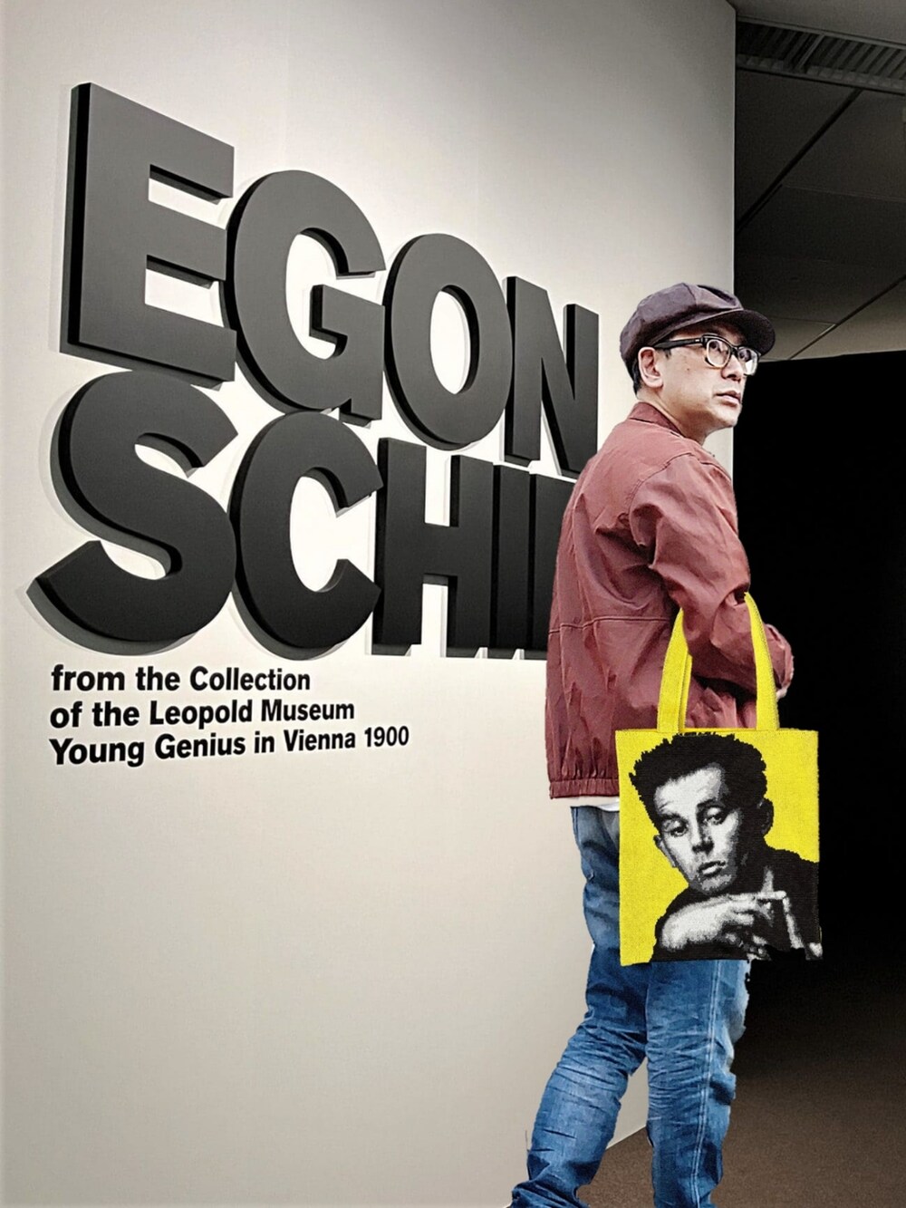 ブルー系のデニムパンツ、ブラウン系のナイロンジャケット、ホワイト系のTシャツ/カットソーを着用したメンズの春コーディネートの2枚目の写真