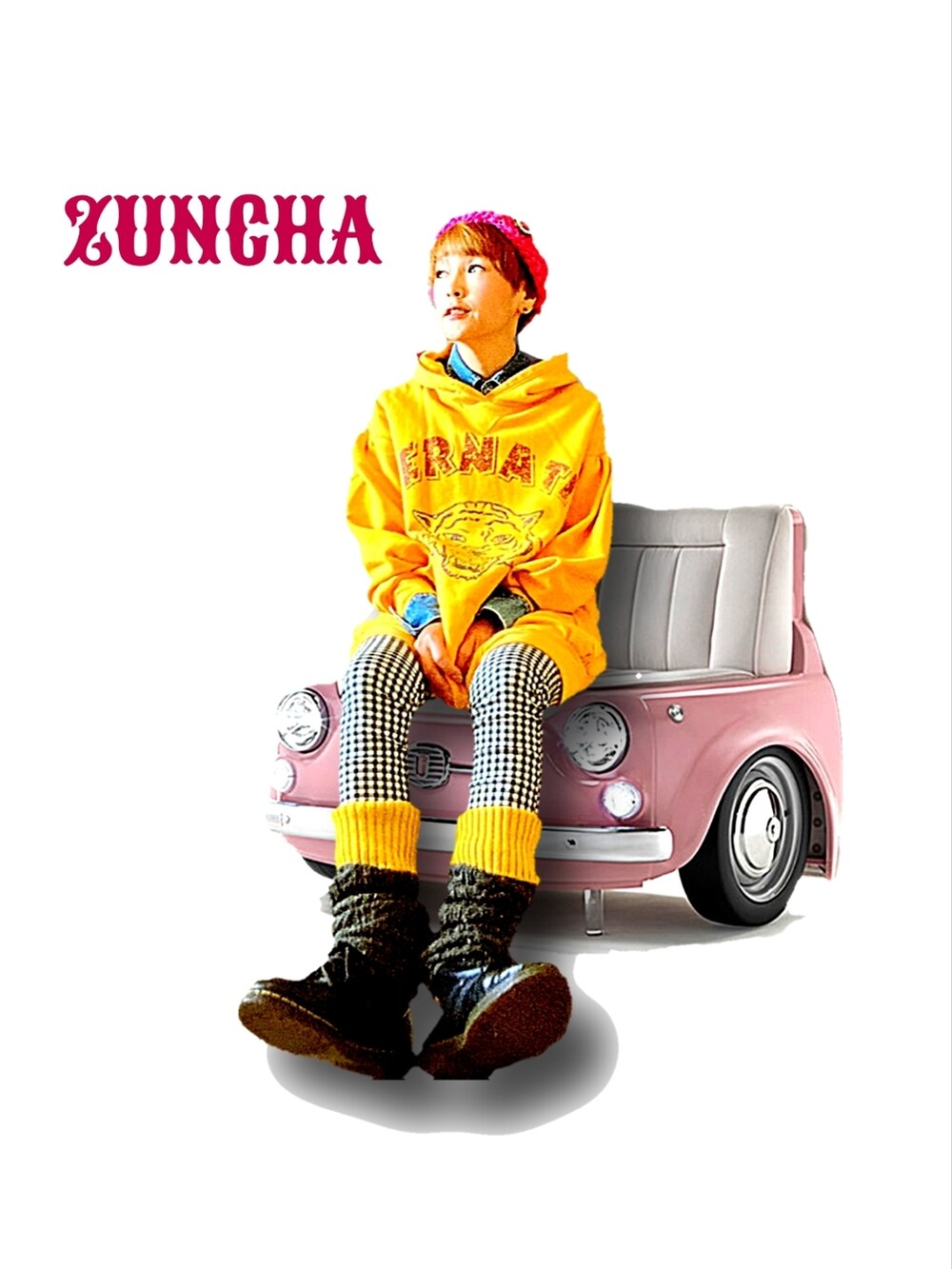 イエロー系のパーカー、ホワイト系のスラックス、イエロー系のその他を着用したメンズの冬コーディネートの2枚目の写真