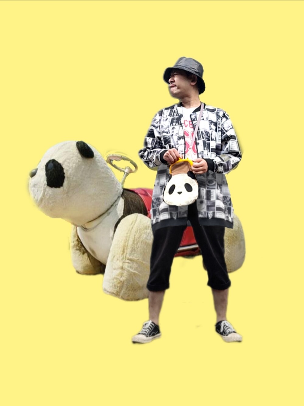 ホワイト系のショルダーバッグ、ブラック系のブルゾン、ブラック系のデニムパンツを着用したメンズの秋コーディネートの2枚目の写真