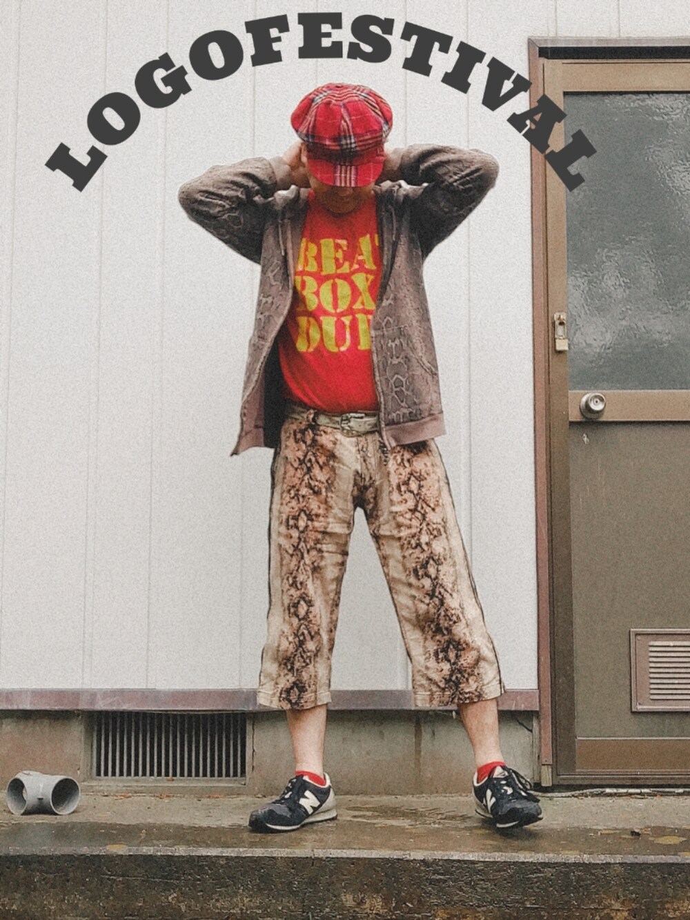 レッド系のTシャツ/カットソー、ブラウン系のその他パンツ、ブラック系のスニーカーを着用したメンズの春コーディネートの3枚目の写真