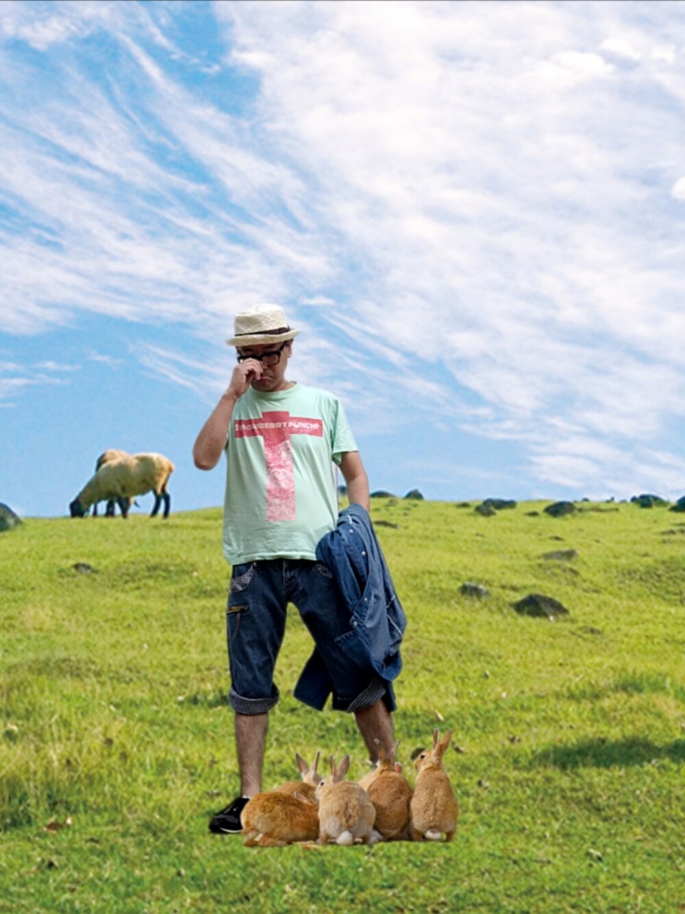 ブルー系のシャツ/ブラウス、グリーン系のTシャツ/カットソー、ブルー系のデニムパンツを着用したメンズの夏コーディネートの2枚目の写真