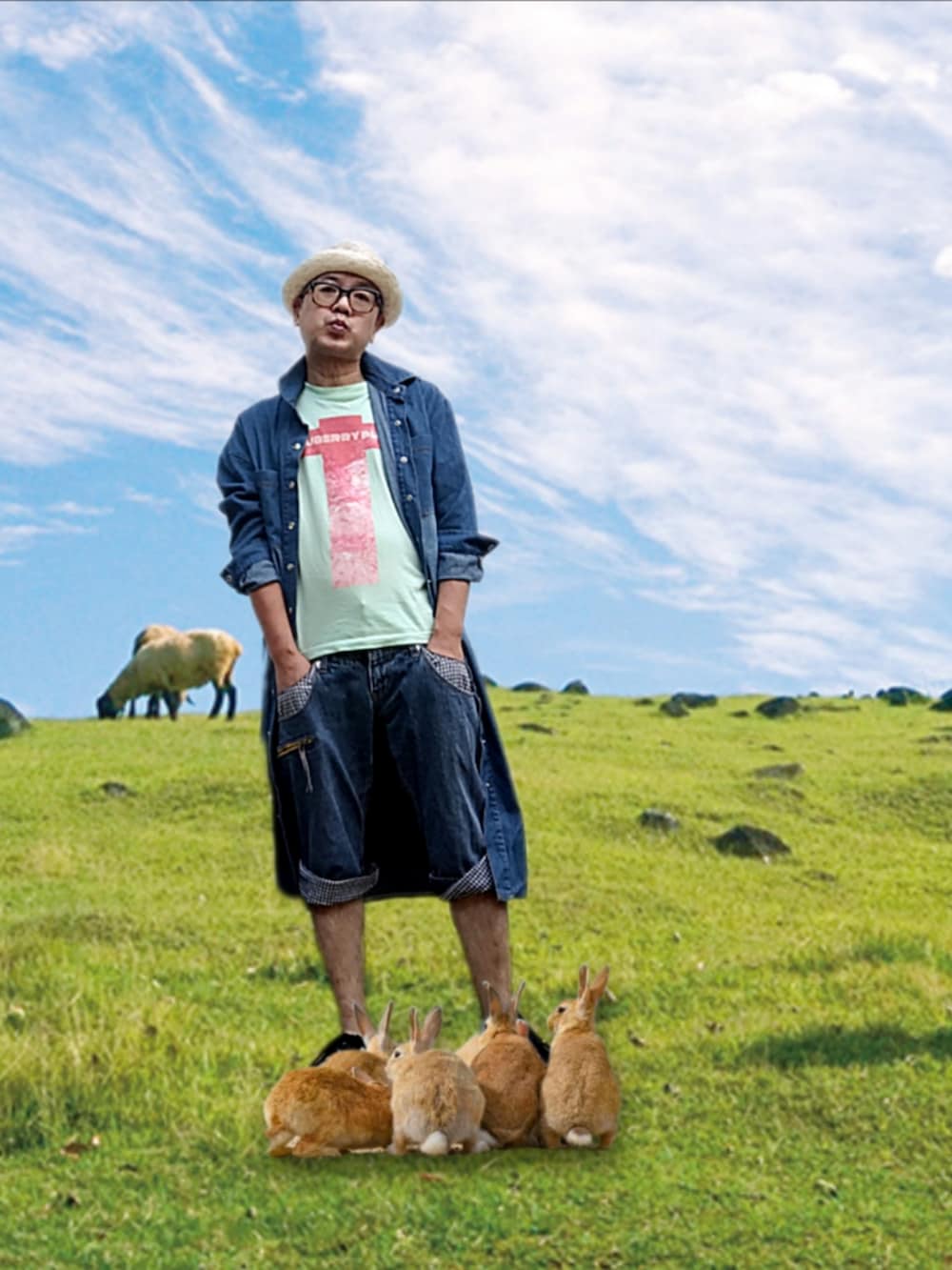 ブルー系のシャツ/ブラウス、グリーン系のTシャツ/カットソー、ブルー系のデニムパンツを着用したメンズの夏コーディネートの3枚目の写真