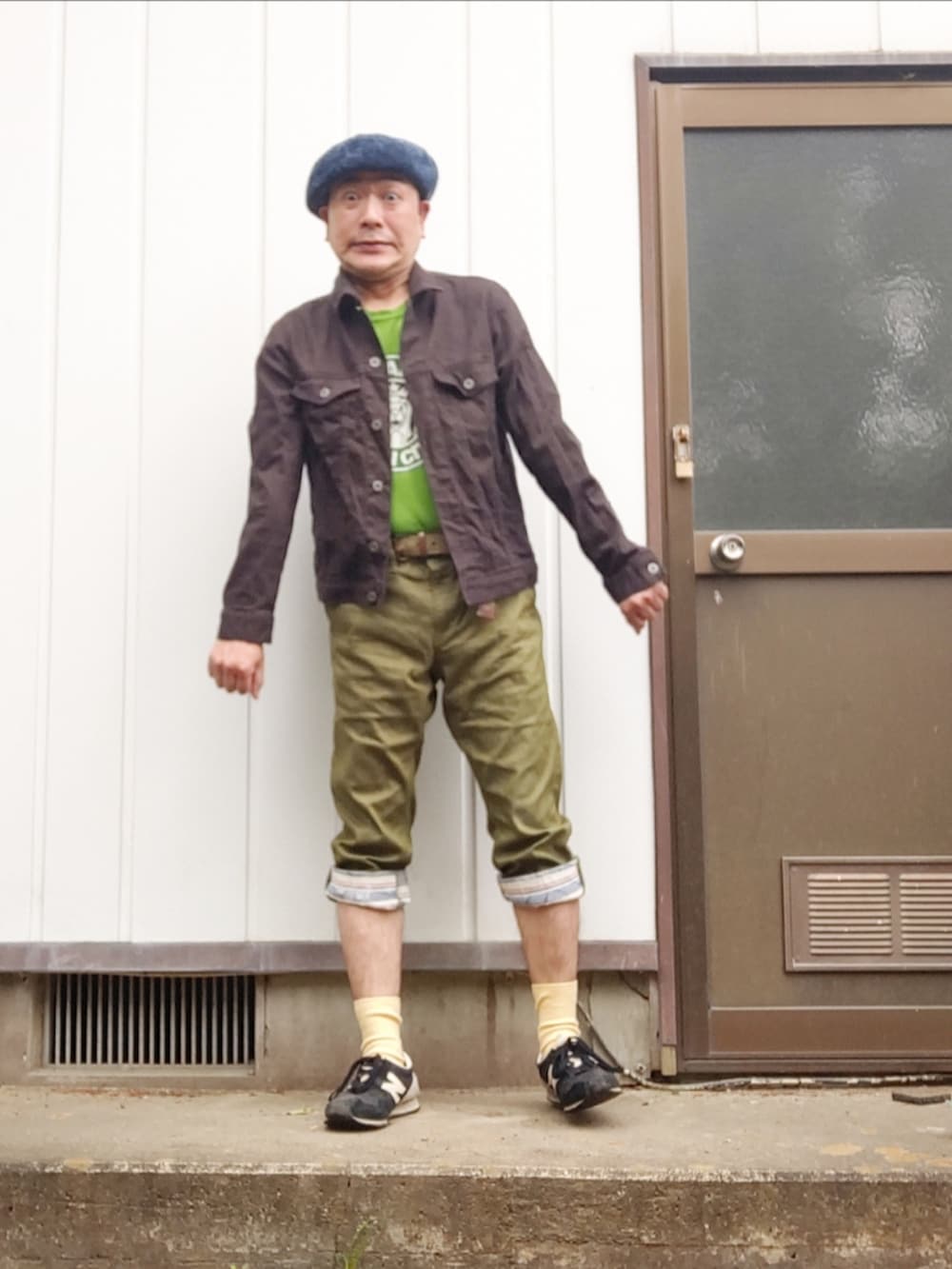 ブラック系のスニーカー、グリーン系のその他パンツ、グリーン系のTシャツ/カットソーを着用したメンズの春コーディネートの2枚目の写真