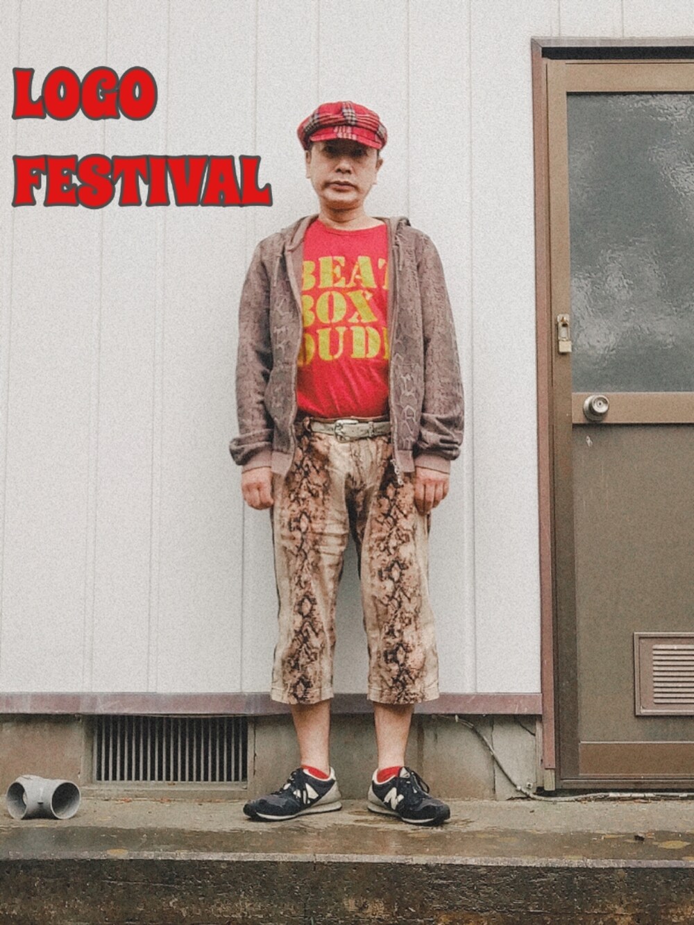 レッド系のTシャツ/カットソー、ブラウン系のその他パンツ、ブラック系のスニーカーを着用したメンズの春コーディネートの2枚目の写真