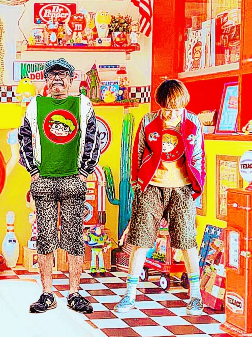 ベージュ系のその他パンツ、ブラック系のスニーカー、ブラック系のスカジャンを着用したメンズの秋コーディネートの2枚目の写真