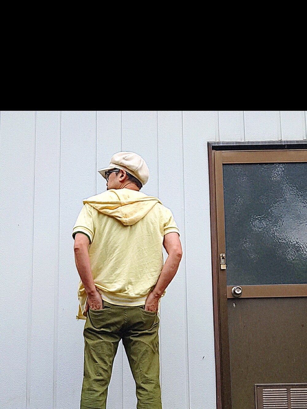 グリーン系のTシャツ/カットソー、グリーン系のその他パンツ、イエロー系のパーカーを着用したメンズの秋コーディネートの2枚目の写真