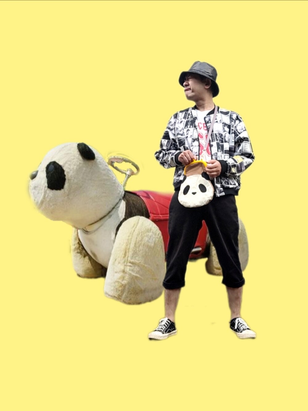 ホワイト系のショルダーバッグ、ブラック系のブルゾン、ブラック系のデニムパンツを着用したメンズの秋コーディネートの3枚目の写真